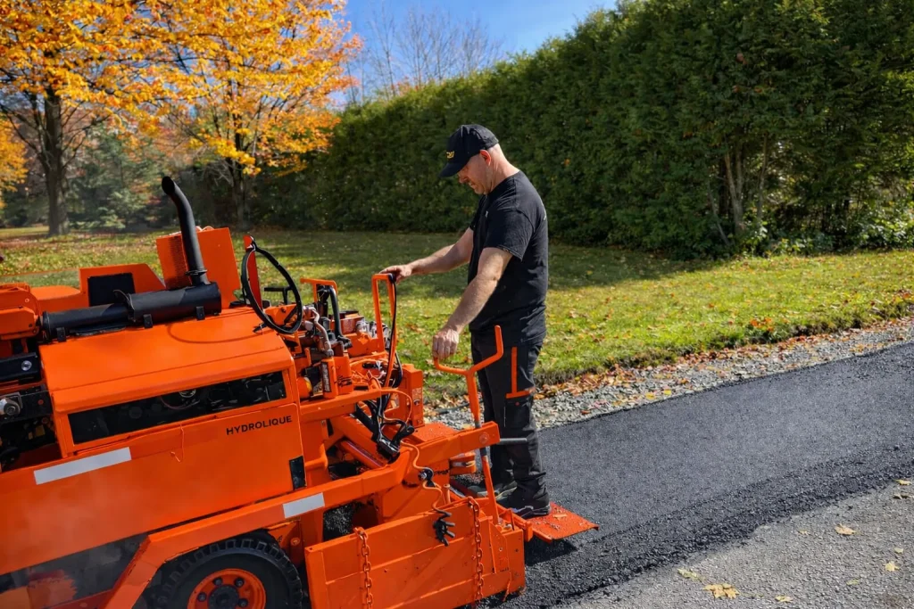Épandeuse d’asphalte au travail en automne