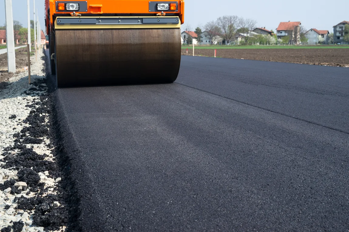 Rouleau compacteur sur une chaussée neuve