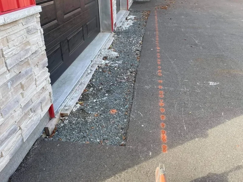 Raccord d’asphalte devant un garage commercial, avant