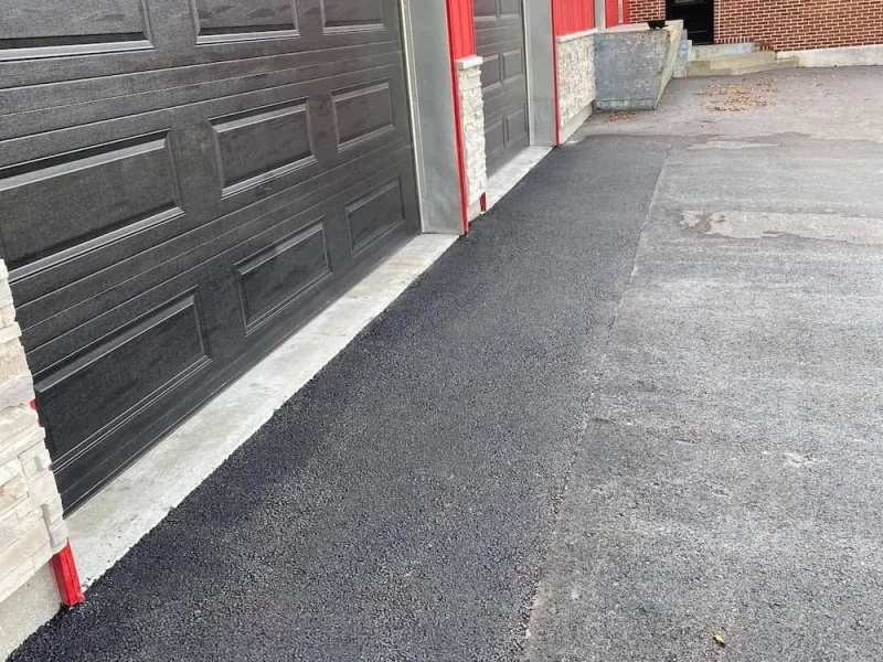 Raccord d’asphalte devant un garage commercial, après